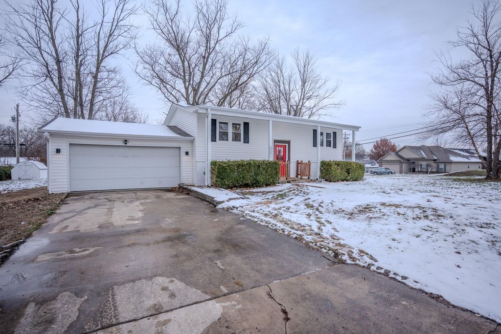 6009 N VICKIE DR, Columbia, MO 65202