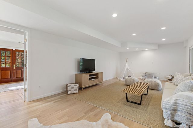 21 Kolbert Drive, Scarsdale, NY 10583