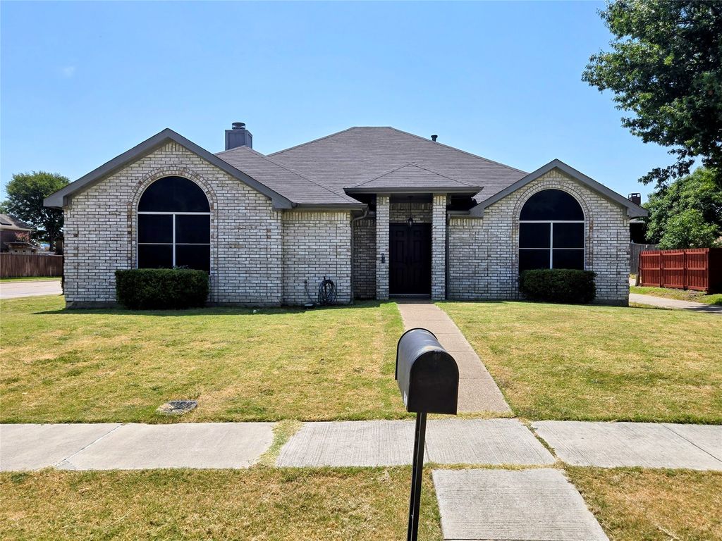2037 Vista Drive, Lewisville, TX 75067