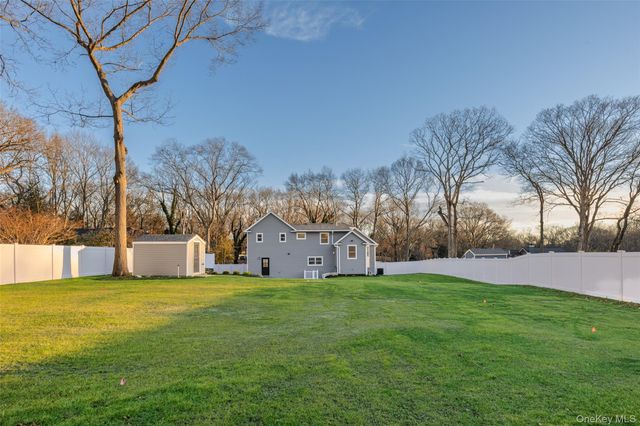 5 Poplar Drive, Smithtown, NY 11787