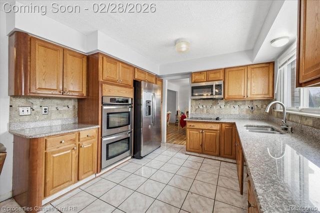 22448 Hallcroft Trail, Southfield, MI 48034