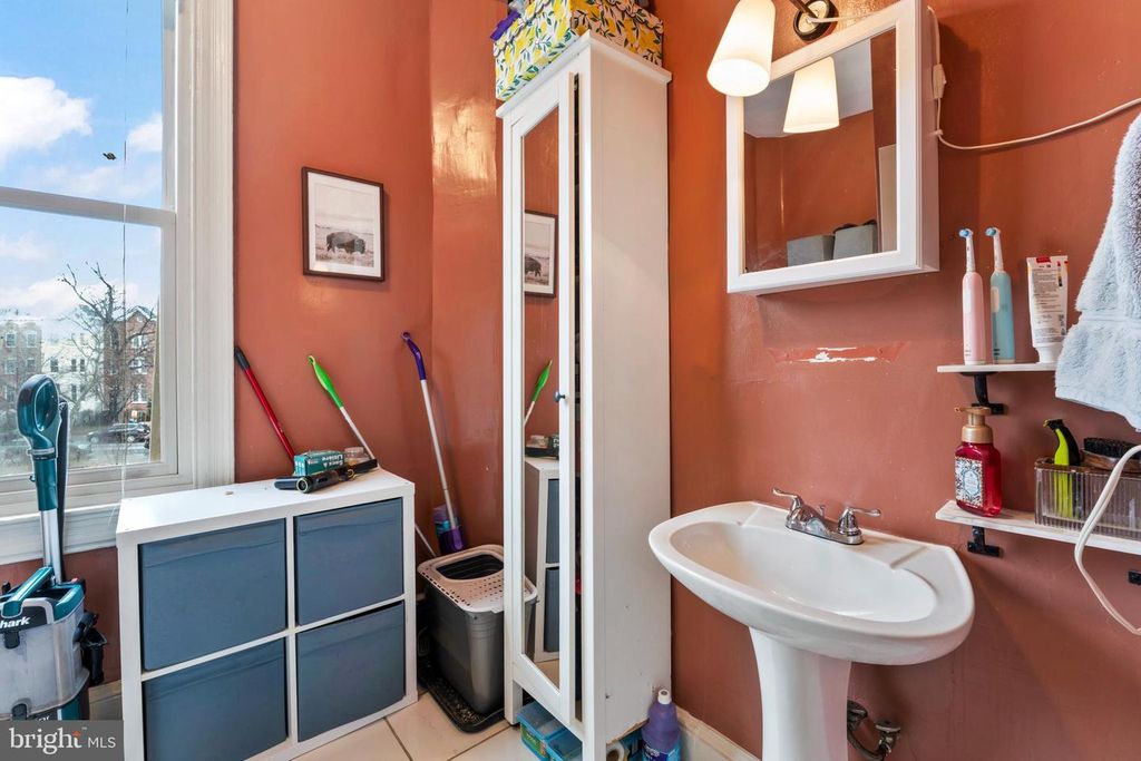 Image 23 of property listing at 653-655 CONSTITUTION AVE NE, Washington, DC 20002