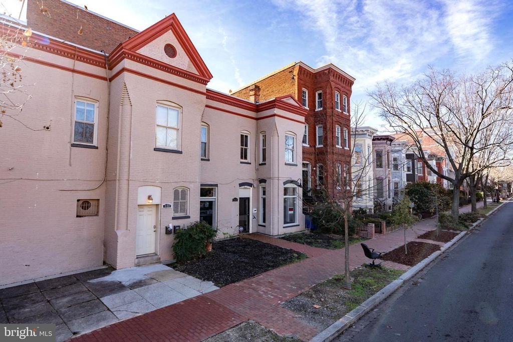 Image 4 of property listing at 653-655 CONSTITUTION AVE NE, Washington, DC 20002