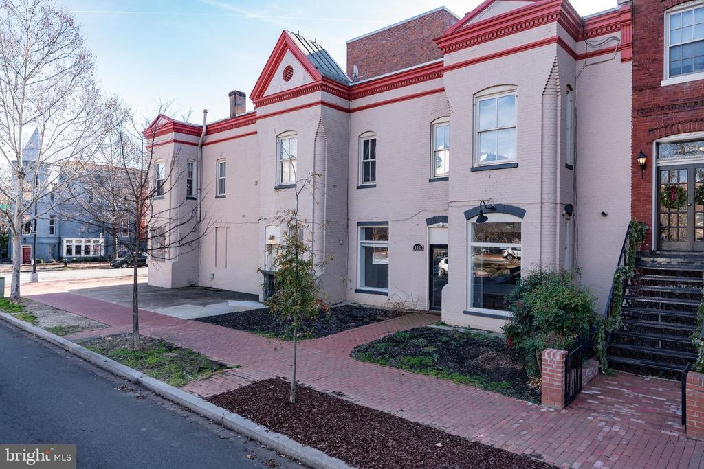 Image 7 of property listing at 653-655 CONSTITUTION AVE NE, Washington, DC 20002