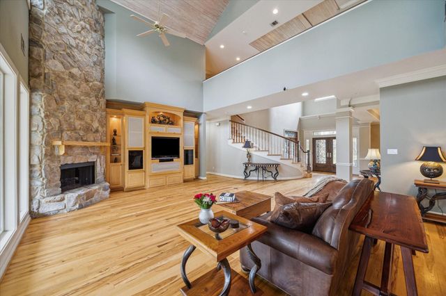 6111 Creekview Drive, Sugar Land, TX 77479