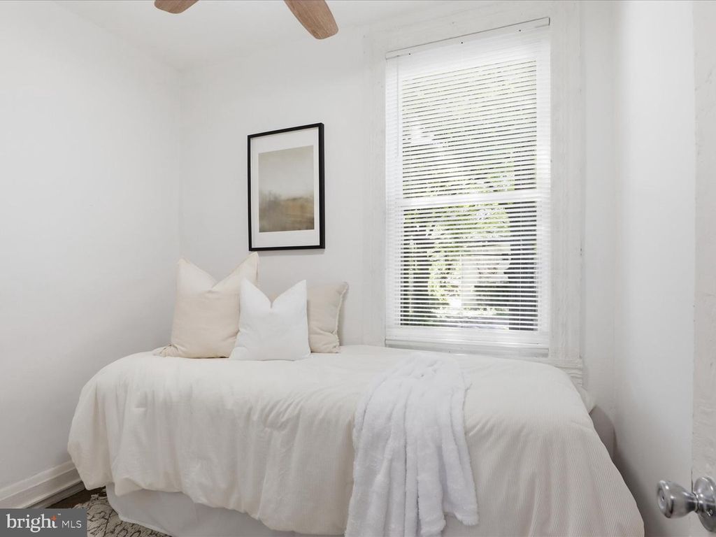 Image 13 of property listing at 509 LAURENS ST, Baltimore, MD 21217