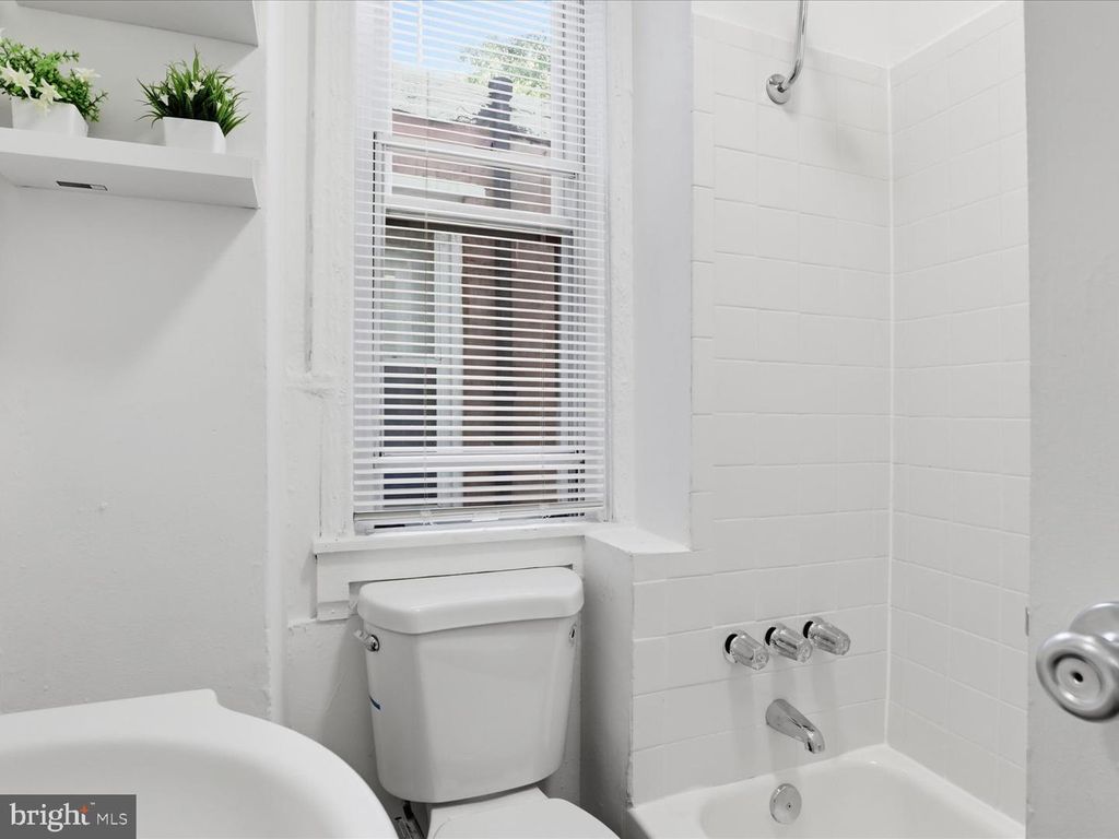 Image 14 of property listing at 509 LAURENS ST, Baltimore, MD 21217
