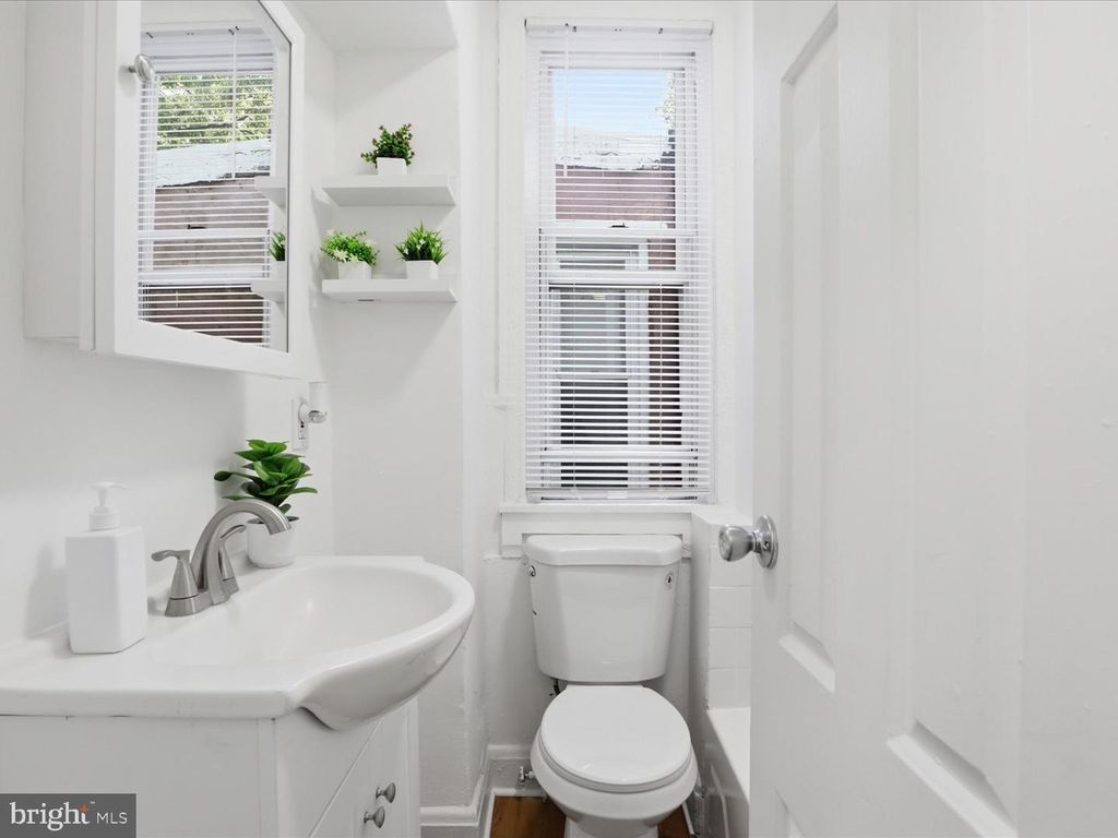 Image 15 of property listing at 509 LAURENS ST, Baltimore, MD 21217