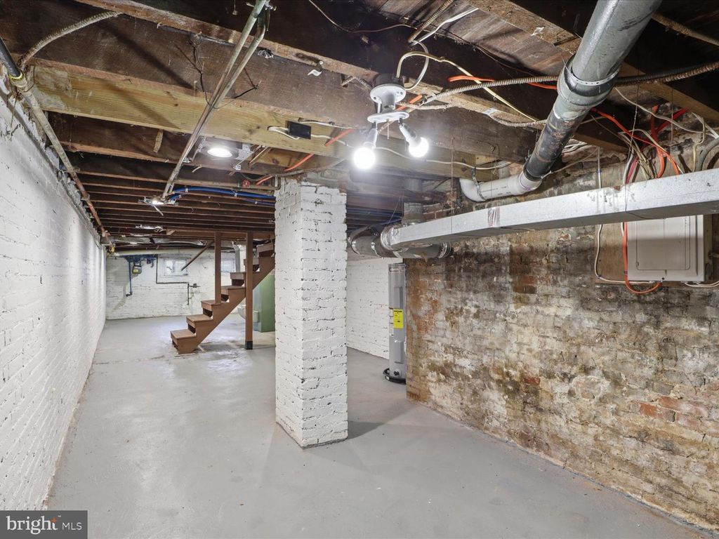 Image 16 of property listing at 509 LAURENS ST, Baltimore, MD 21217