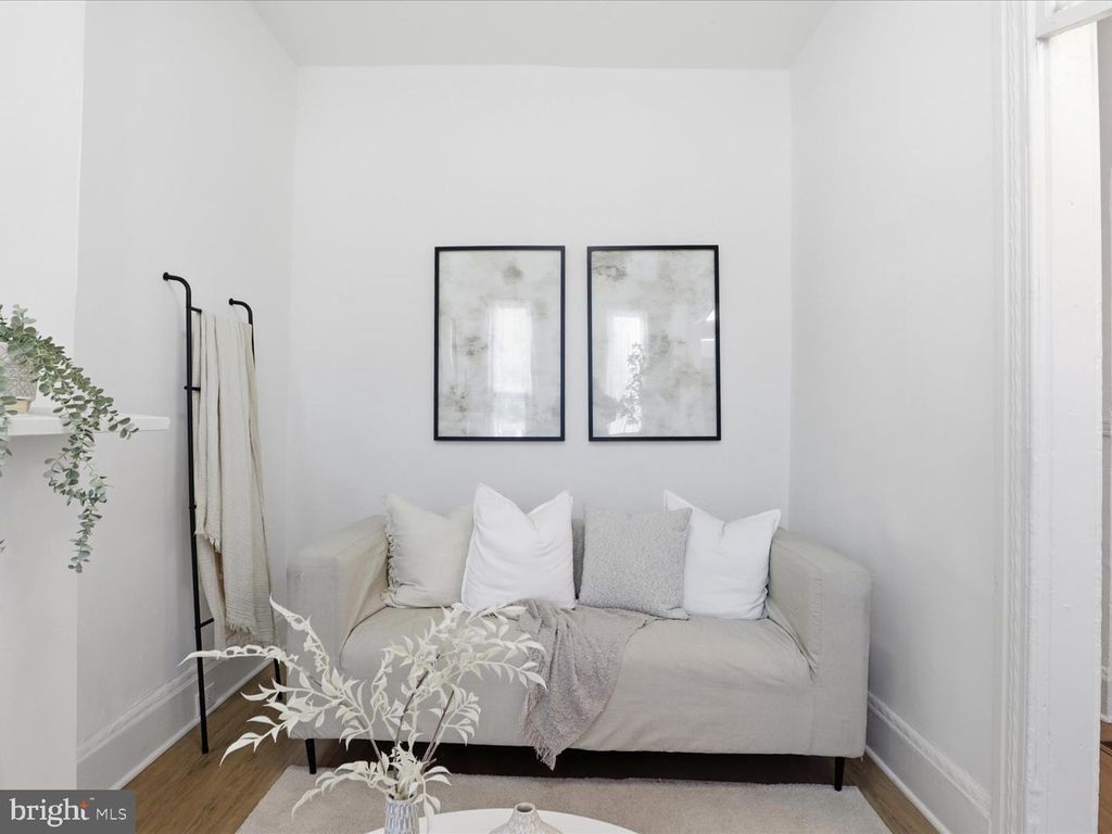 Image 5 of property listing at 509 LAURENS ST, Baltimore, MD 21217