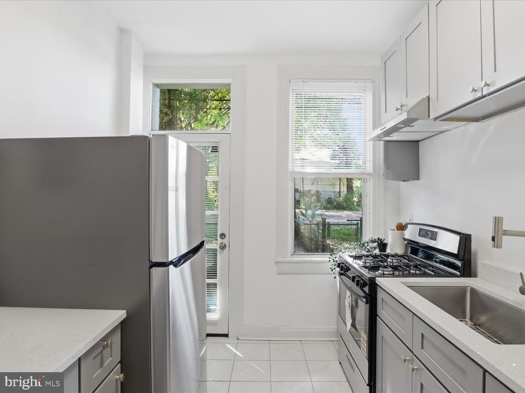 Image 8 of property listing at 509 LAURENS ST, Baltimore, MD 21217