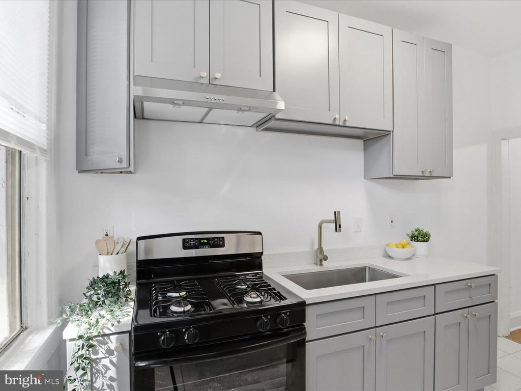 Image 9 of property listing at 509 LAURENS ST, Baltimore, MD 21217