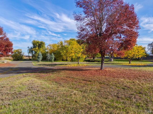 8 Queen Ann Way, Lakeport, CA 95453