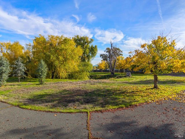 8 Queen Ann Way, Lakeport, CA 95453