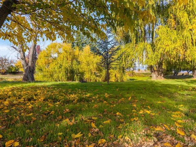 8 Queen Ann Way, Lakeport, CA 95453