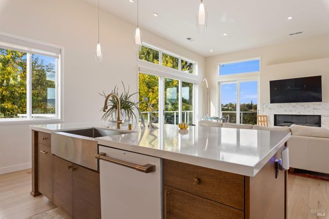 8 Queen Ann Way, Lakeport, CA 95453
