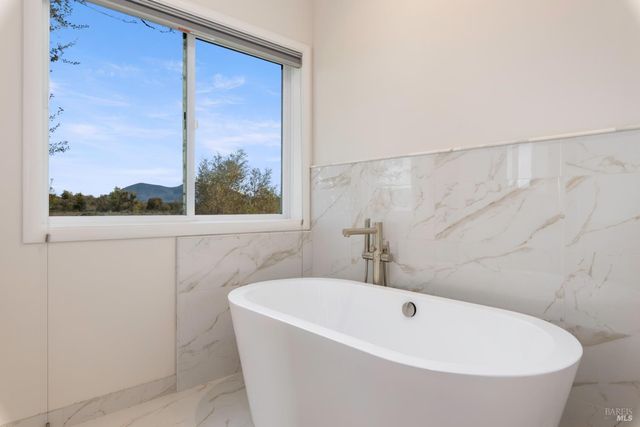8 Queen Ann Way, Lakeport, CA 95453