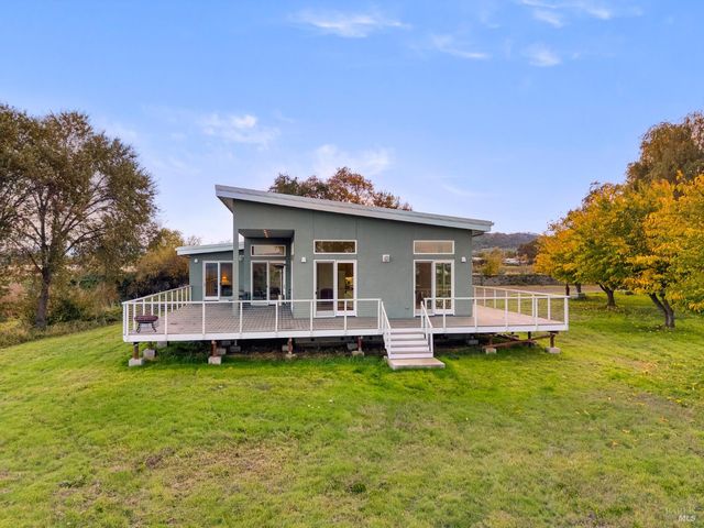 8 Queen Ann Way, Lakeport, CA 95453