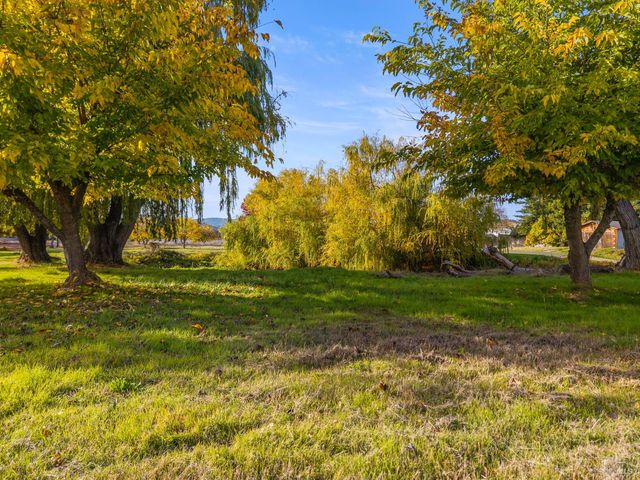 8 Queen Ann Way, Lakeport, CA 95453