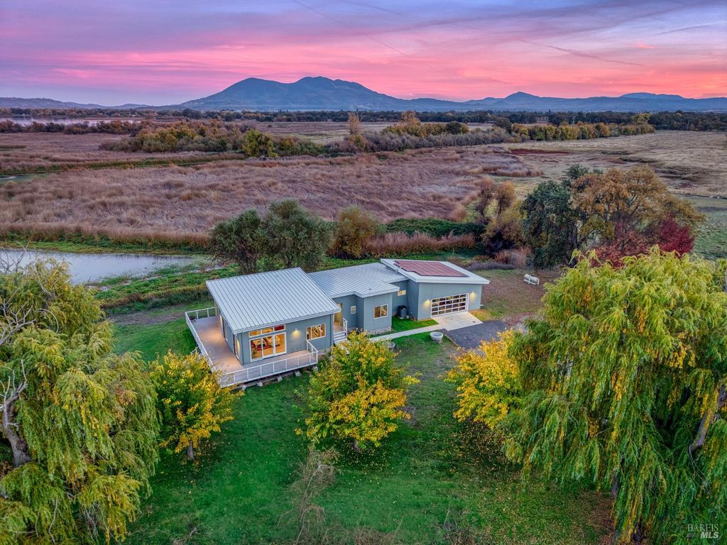 8 Queen Ann Way, Lakeport, CA 95453