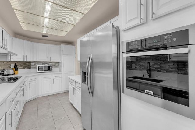 910 Island Drive 112, Rancho Mirage, CA 92270