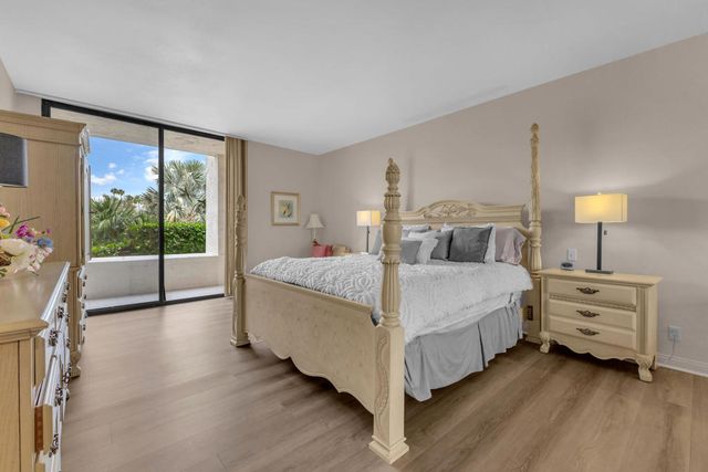 910 Island Drive 112, Rancho Mirage, CA 92270