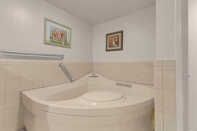 910 Island Drive 112, Rancho Mirage, CA 92270