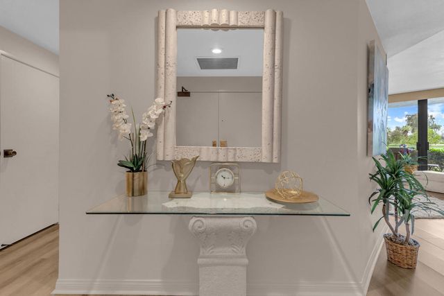 910 Island Drive 112, Rancho Mirage, CA 92270