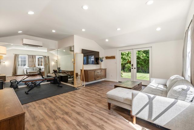 1981 9th Ave, Sacramento, CA 95818