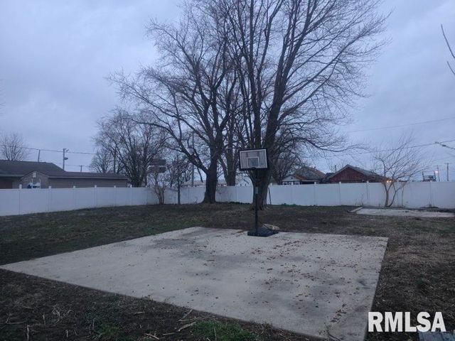 101 W OAK Street, Broadwell, IL 62634