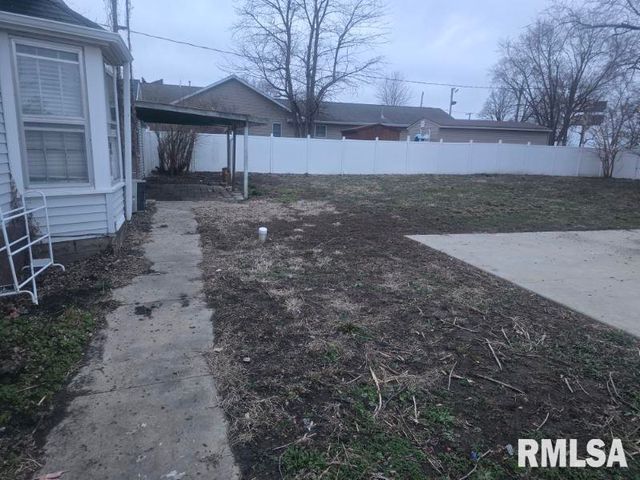 101 W OAK Street, Broadwell, IL 62634