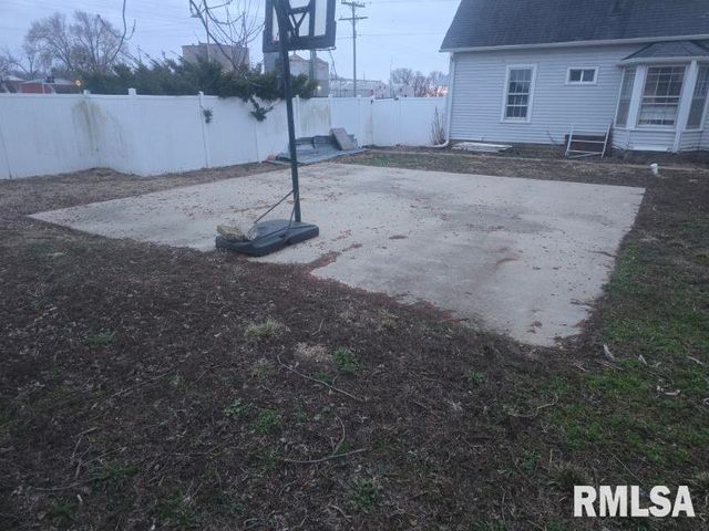 101 W OAK Street, Broadwell, IL 62634