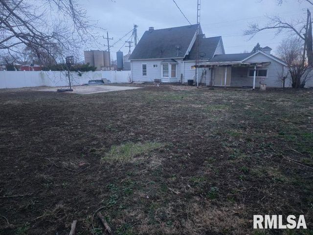 101 W OAK Street, Broadwell, IL 62634