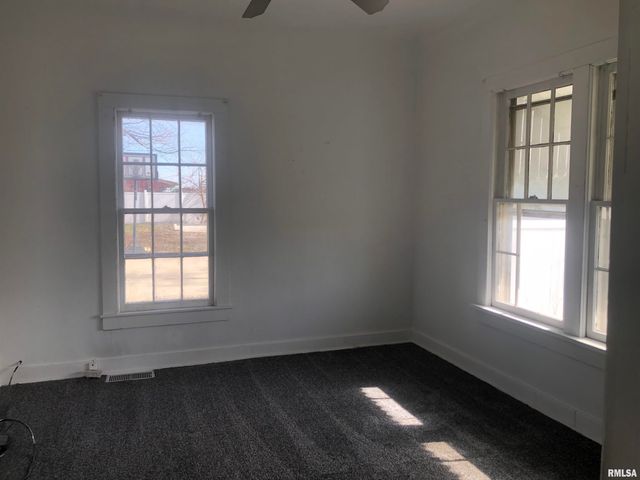 101 W OAK Street, Broadwell, IL 62634