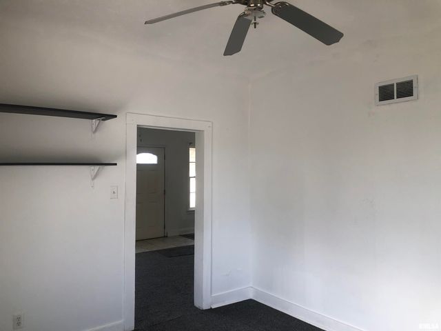 101 W OAK Street, Broadwell, IL 62634