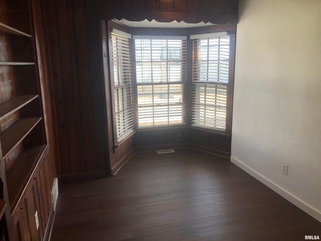 101 W OAK Street, Broadwell, IL 62634