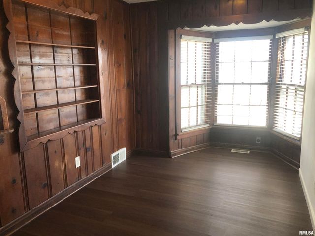 101 W OAK Street, Broadwell, IL 62634