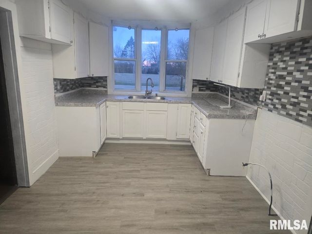 101 W OAK Street, Broadwell, IL 62634