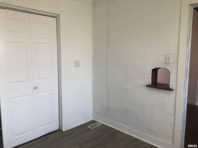 101 W OAK Street, Broadwell, IL 62634