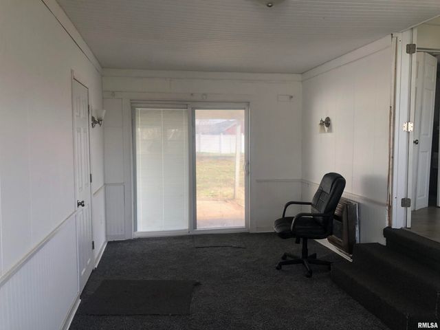 101 W OAK Street, Broadwell, IL 62634