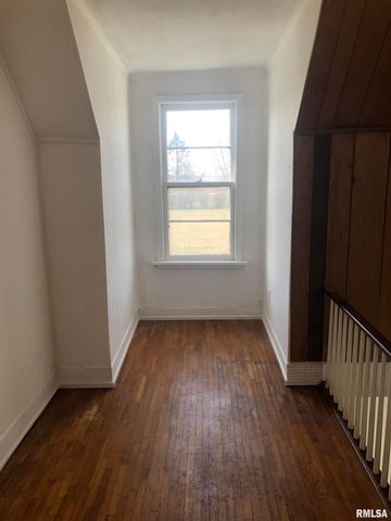 101 W OAK Street, Broadwell, IL 62634