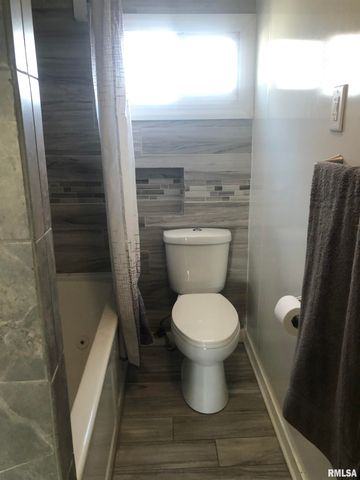 101 W OAK Street, Broadwell, IL 62634