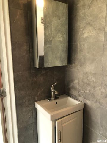 101 W OAK Street, Broadwell, IL 62634