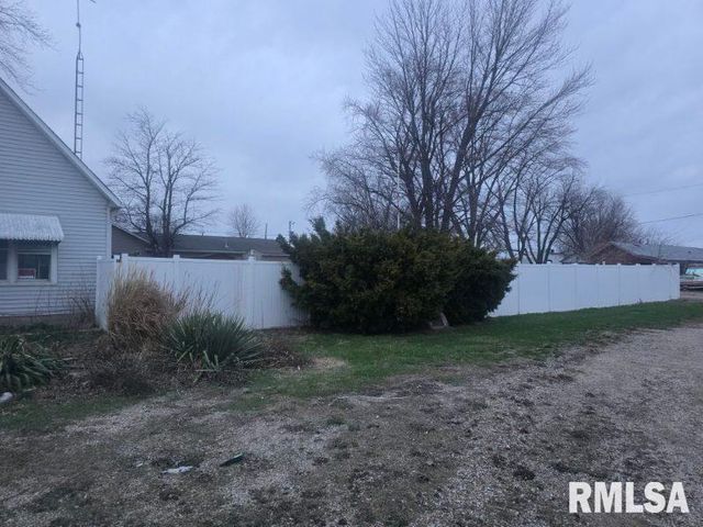 101 W OAK Street, Broadwell, IL 62634