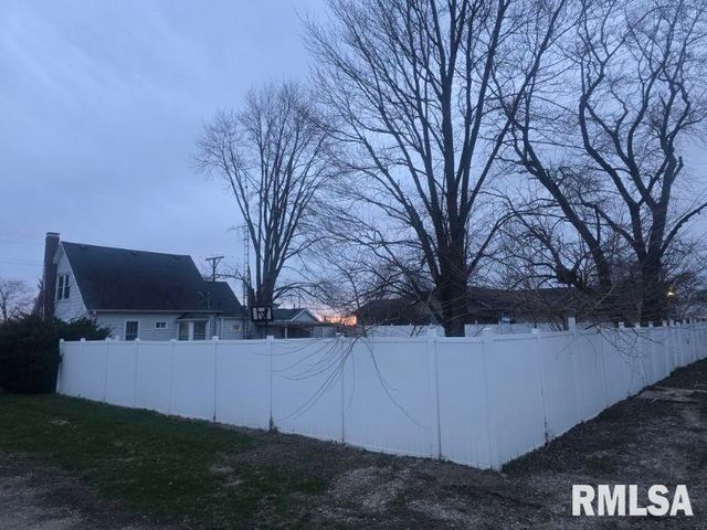 101 W OAK Street, Broadwell, IL 62634