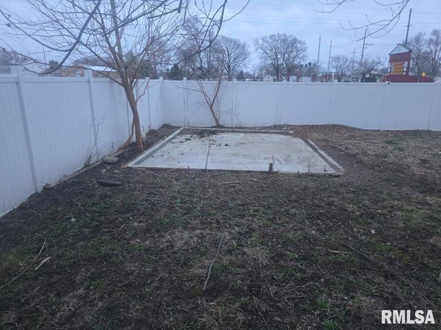 101 W OAK Street, Broadwell, IL 62634