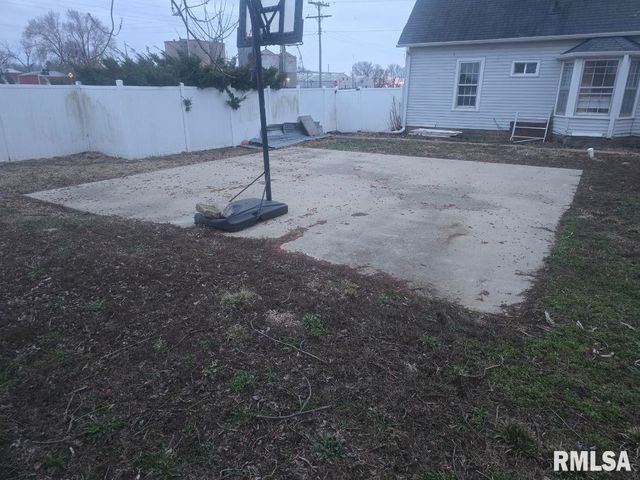 101 W OAK Street, Broadwell, IL 62634