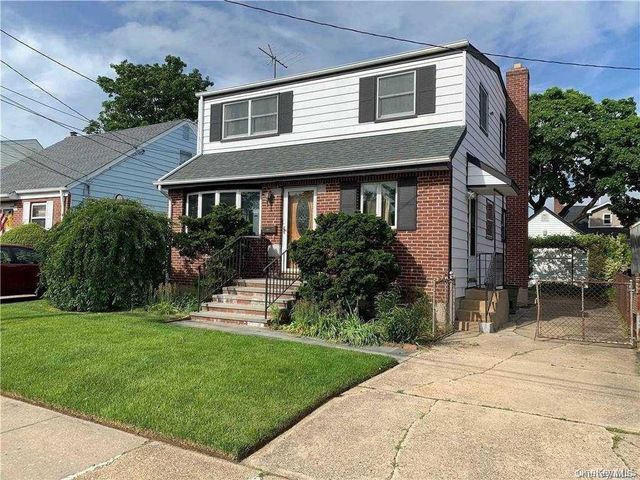 220 Pershing Parkway, Mineola, NY 11501