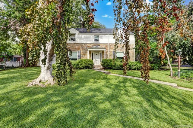 178 Schenck Circle N, Hewlett Harbor, NY 11557