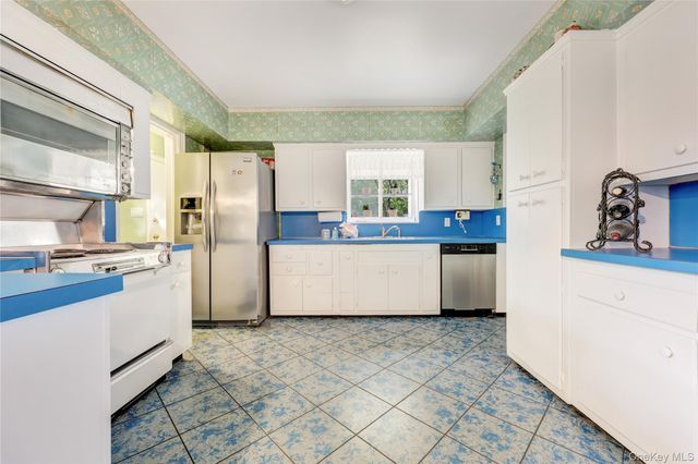 178 Schenck Circle N, Hewlett Harbor, NY 11557